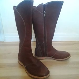 AHNU BROWN LEATHER BOOTS